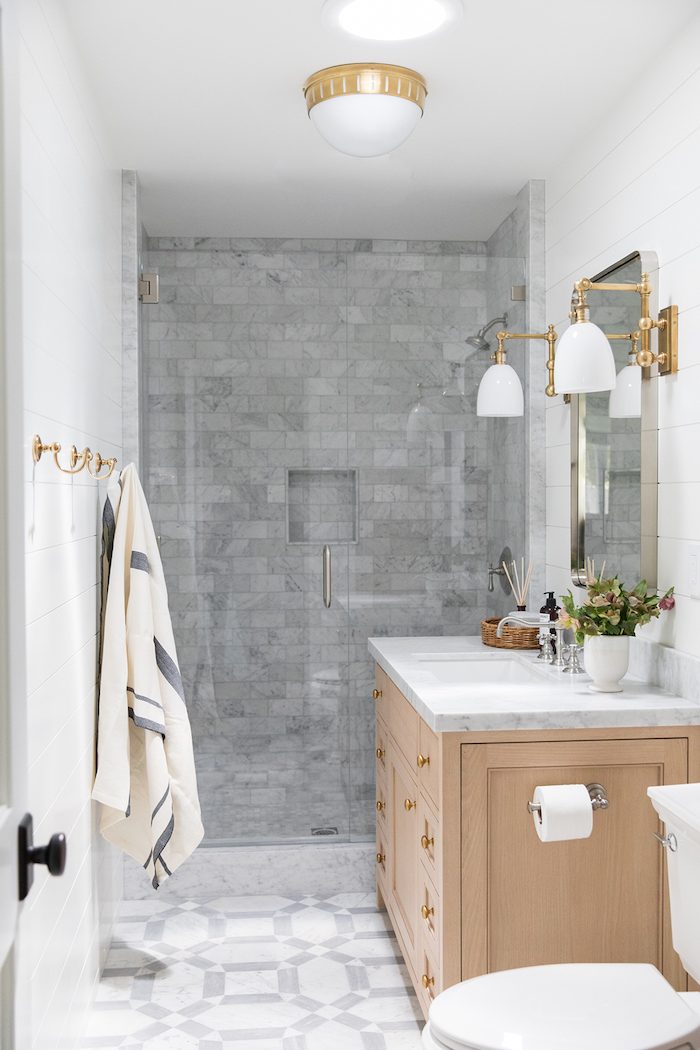 Linge de bain, lavabo, lustre blanche avec détails en or, modele salle de bain, chouette idée pour la salle de bain en bois et blanc