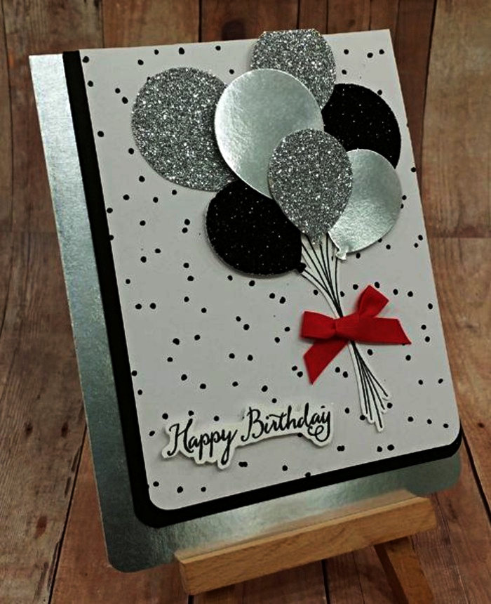jolie carte d'anniversaire en blanc et noir sur un support de papier métallisé décorée de ballons en reliefs en papier argent et pailleté