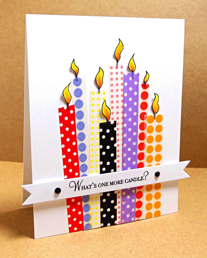jolie carte bonne fête décorée de bougies en masking tape à pois de couleurs différentes et d'une banderole joyeux anniversaire