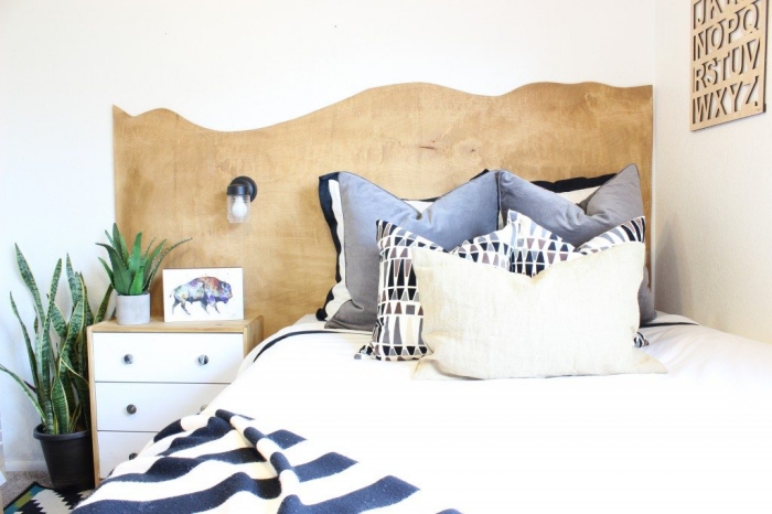 aménagement chambre blanche avec meubles blanc et bois, fabriquer une tete de lit en bois, coussins décoratifs couleurs neutres
