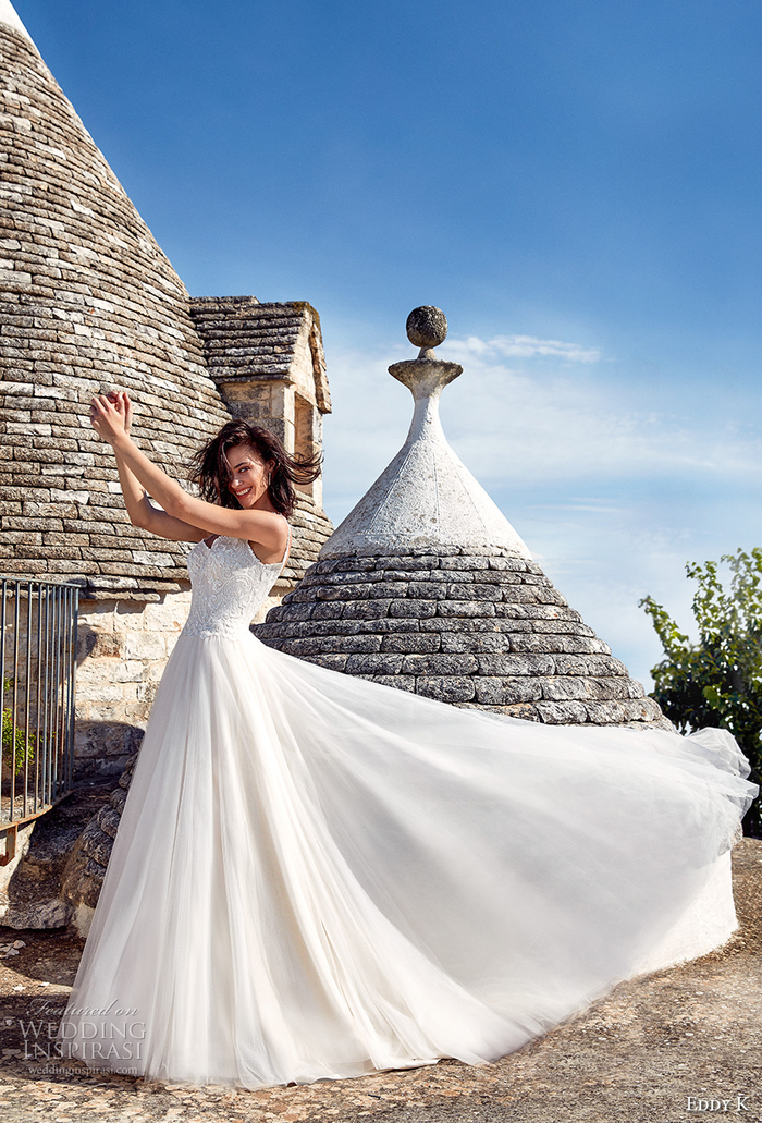 Alberobello photo femme en robe de mariée, belle robe blanche et exterieur medieval original, robe de mariée de princesse, belle femme en robe de princesse chic