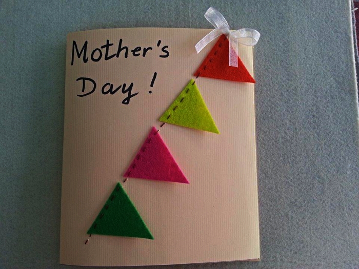 idée de carte personnalisée pour la fête des mères à fabriquer en maternelle, carte de voeux faite-maison avec guirlande à fanions en feutre