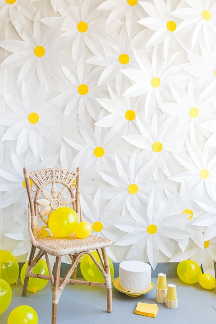 idée bricolage facile, déco diy fleurs en papier, paquerettes blanches, chaise en rotin