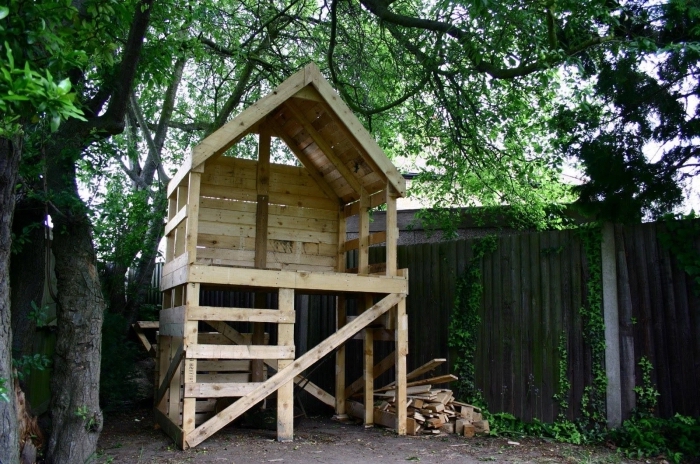 idée maison en palette recyclé, modèle petite cabane bois pour jeux d'enfant extérieur, coin de jeux à faire soi même