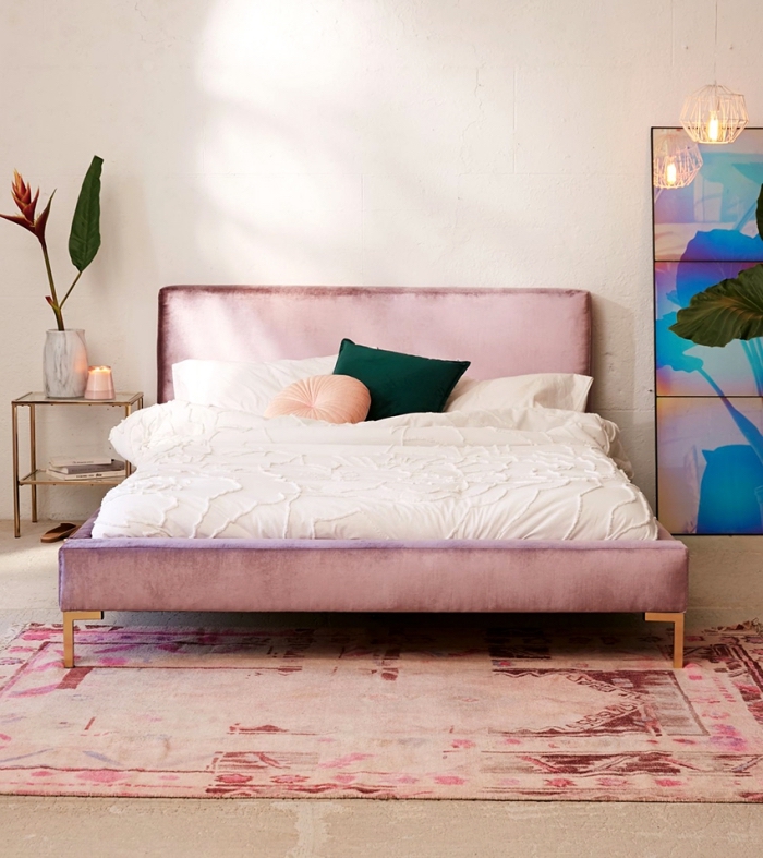 décoration de chambre moderne aux murs beige avec tapis et lit de couleur rose pastel, tete de lit fait maison