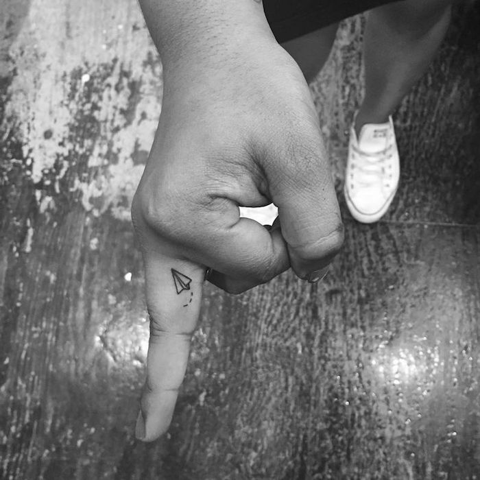 Avion en papier tatouage sur le doigt, tatouage clavicule, tatouage original, dessin symbolique permanent