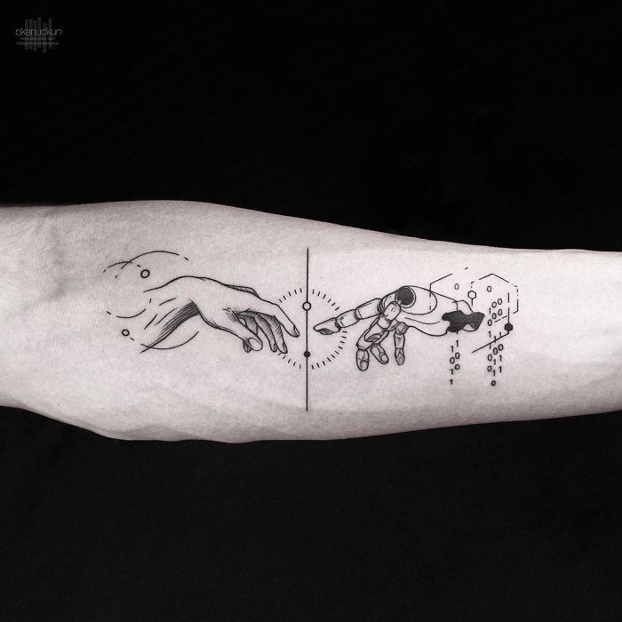 Art original pour un tatouage, mains qui se touchent quasi, motif tatouage, dessin tatouage original, encre dessin sur la peau