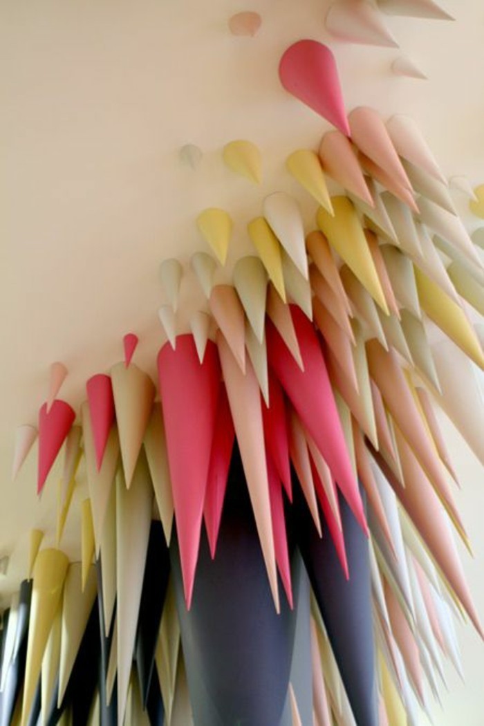 deco de mur 3d, cones en papier coloré collés au mur, idée bricolage original