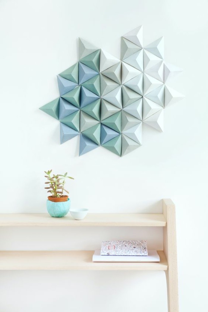 meuble en bois, vase bleu posé sur une petite étagère, décoration murale papier 3d