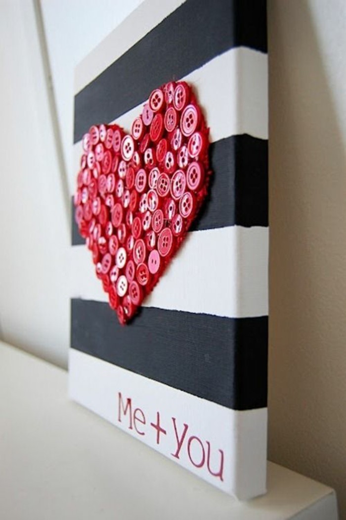 coeur rouge en boutons, panneau rayures horizontales, créer un mur design avec matériaux simples