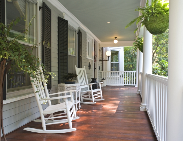 terrasse en bois, chaises blanches, pots suspendus, deco veranda minimaliste en bois et blanc