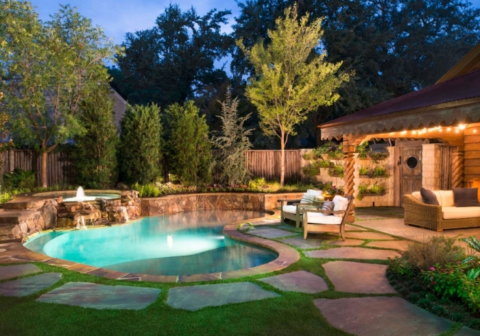 modèle de double piscine avec petit bassin fontaine, décoration cour arrière avec pergola et piscine, allée en grandes dalles