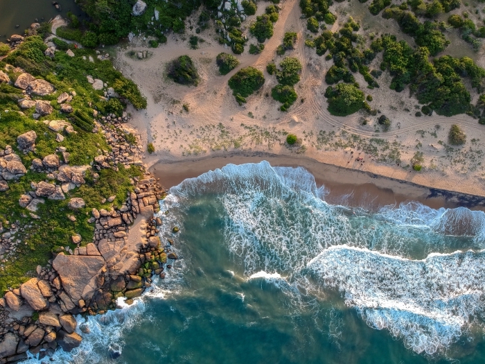 magnifique paysage de la nature sauvage, idée fond d écran paysage côte déserte, photo avec drône au-dessus de la plage
