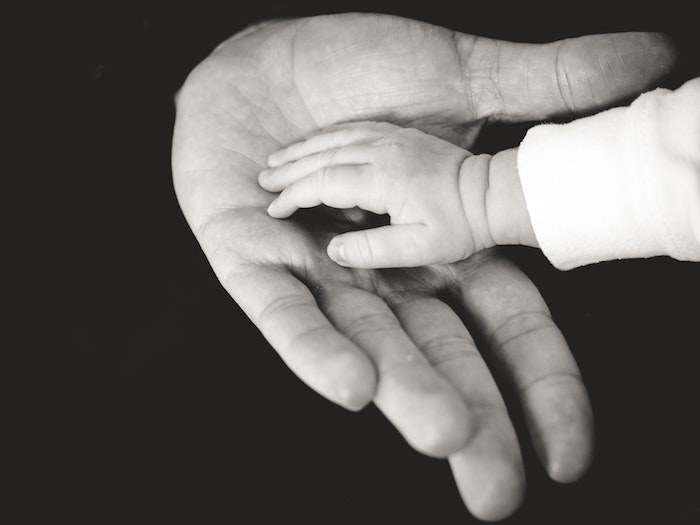 Main de bébé dans la main de sa maman, belles images fete des meres, image bonne fete maman, photographie noir et blanc 