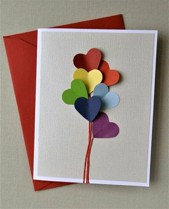 une simple carte d'anniversaire a faire soi meme décorée de petits coeurs en papier cartonné de couleur façon ballons d'anniversaire