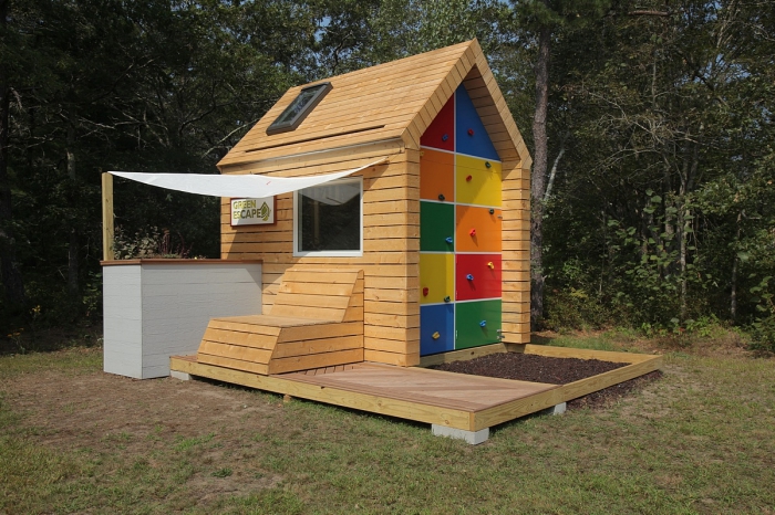 construire une cabane de jardin, modèle de cabane de jardin enfant sur terrasse en bois, idée bricolage pour jardin