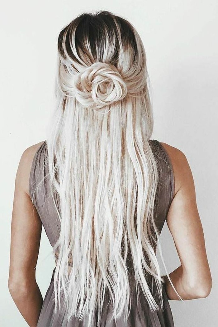 demi queue de cheval transformée en rose de cheveux, belle coiffure femme cheveux longs avec des mèches blond polaire coloration