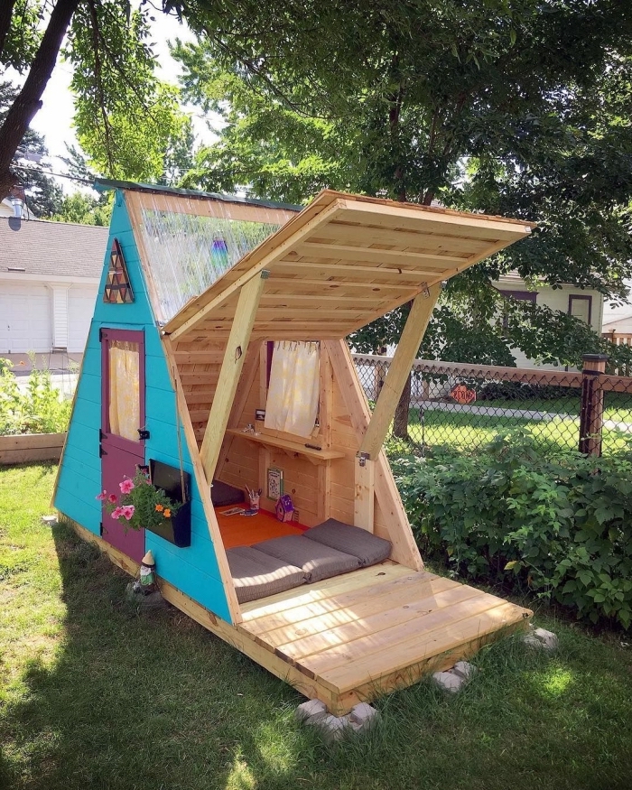 modèle maison en bois pour jardin à réaliser soi-même, exemple mécanisme d'ouverture porte maison DIY en bois