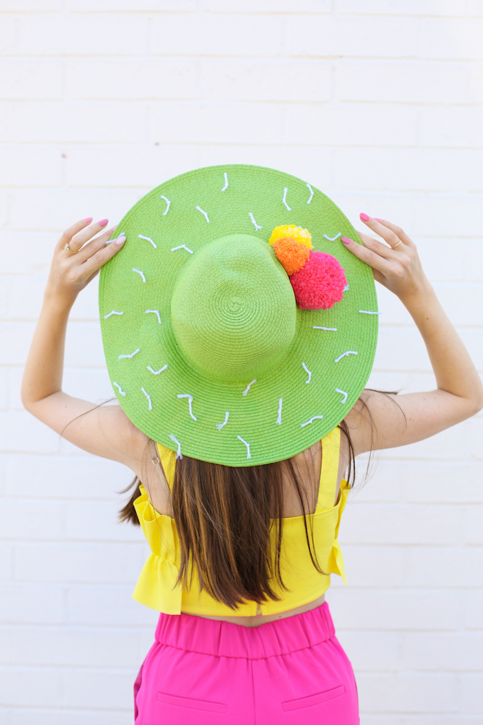 diy chapeau vert à pompons colorés, cadeau fête des mères à fabriquer soi même, capeline customisée à effet cactus