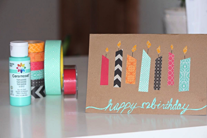personnaliser une jolie carte bonne fête en papier kraft avec des bougies en masking tape, carte de voeux à l'écriture couleur vert d'eau