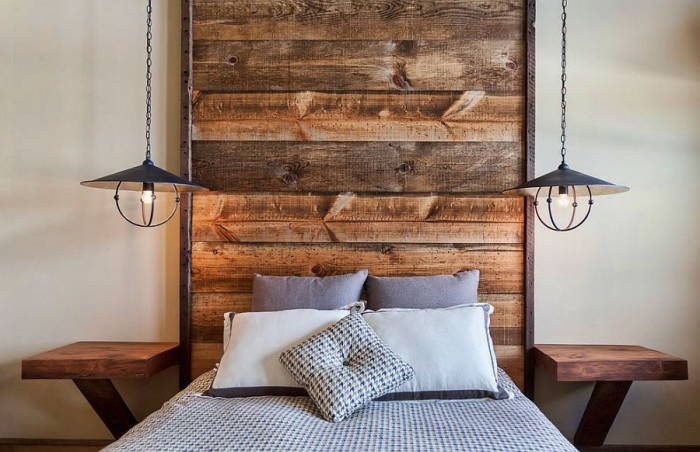 idée pour réaliser une tete de lit originale en bois brut, exemple éclairage de style industriel pour une chambre 