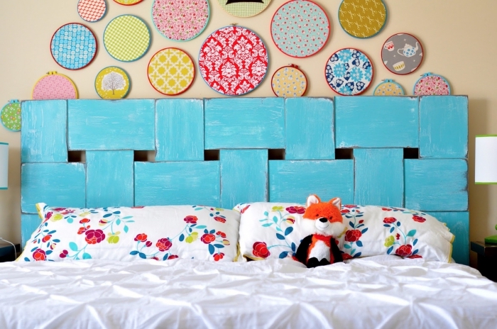 idée détournement d'objet dans une chambre à coucher, modèle tête de lit en bois relookée avec peinture bleue