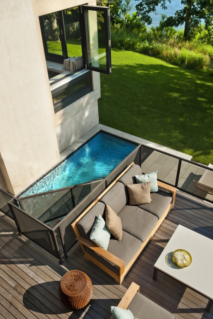 modèle de petit bassin sur une terrasse en bois foncé, exemple salon de jardin en bois avec housse en gris anthracite
