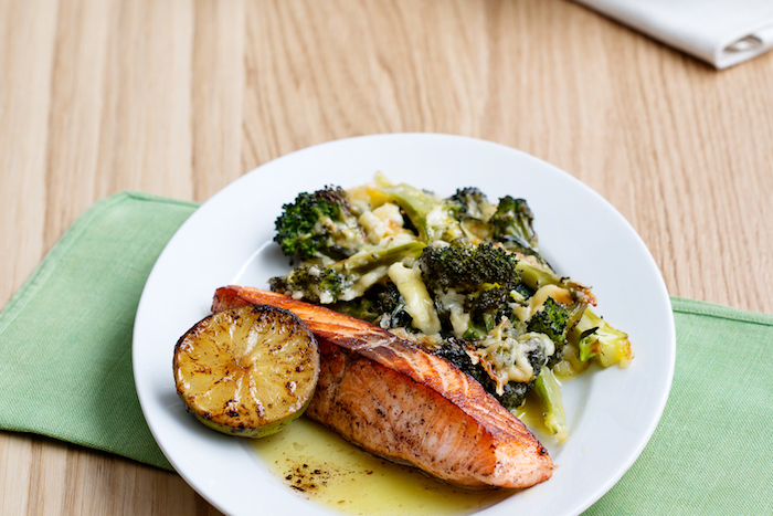 régime cétogène menu, repas simple poisson recette pavés de saumon et brocolis au four avec du fromage cheddar