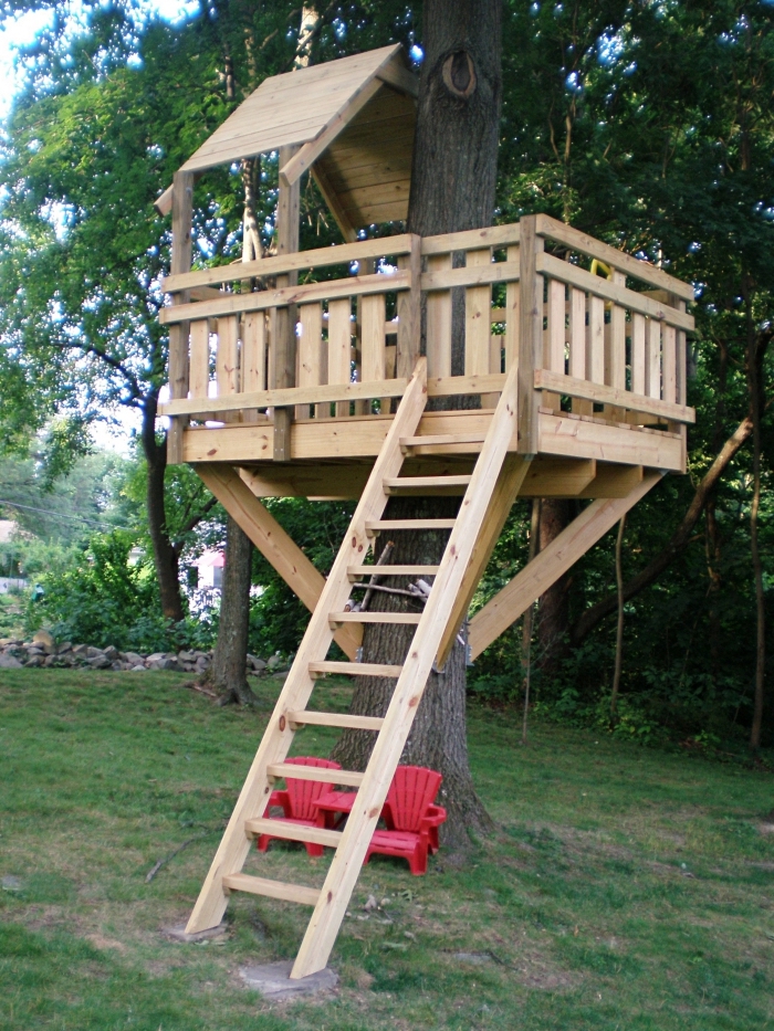 exemple de cabane en palette, comment faire une cabine dans les arbres avec échelle et terrasse en bois recyclé
