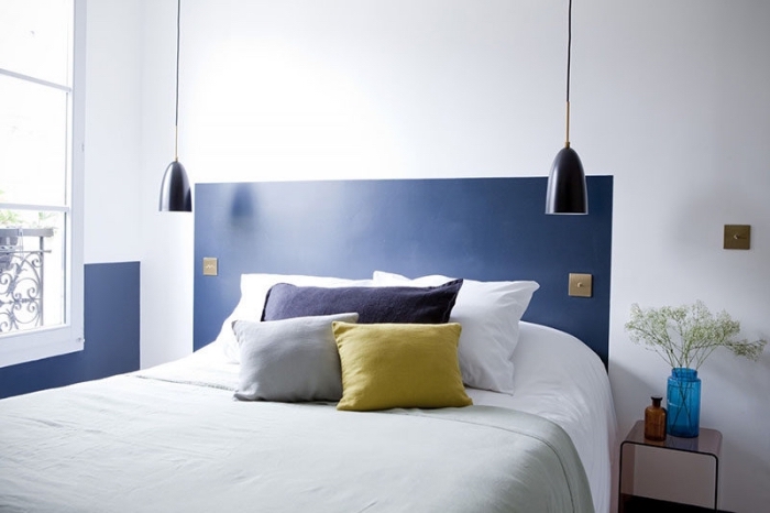 modèle chambre à coucher moderne aux murs blancs avec tête de lit peinte, idée pour fabriquer une tete de lit en peinture