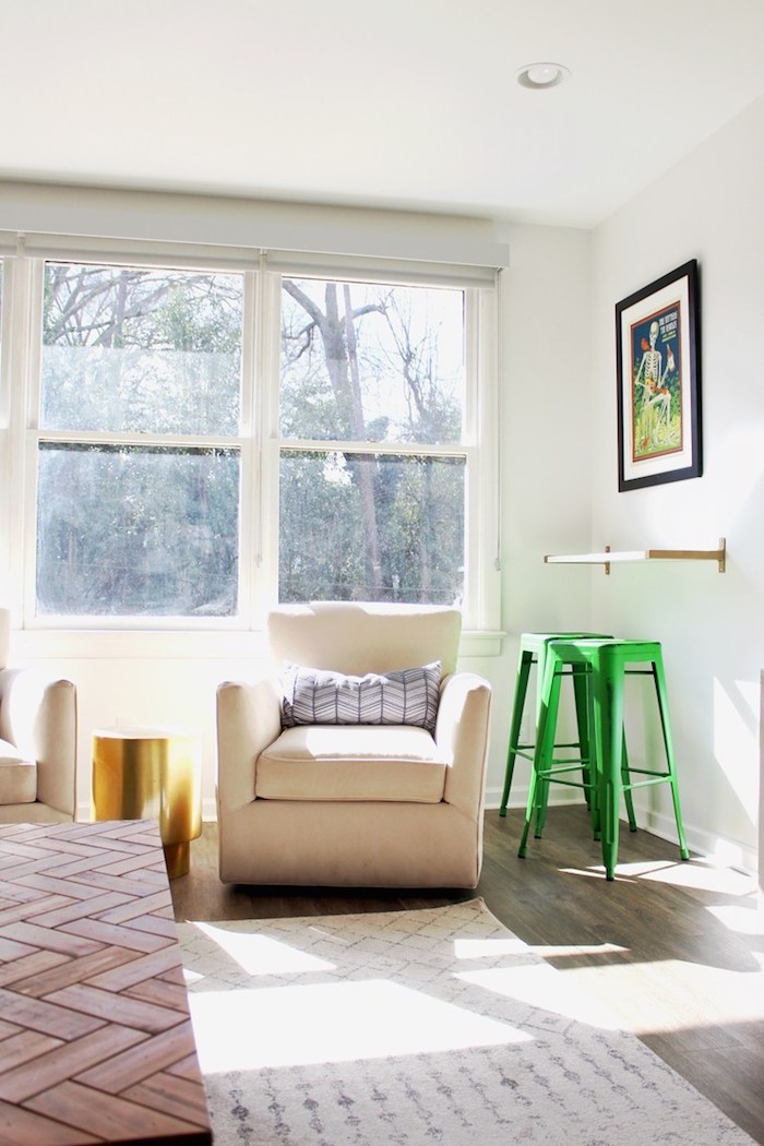 Coin lecture, chaise haute vert, fenêtre vue de jardin, meuble de rangement, ranger ses affaires dans la chambre a coucher