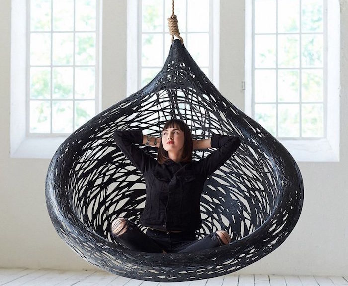 modèle de chaise suspendue grand format design noire en résine soufflée type toile d araignée suspendue