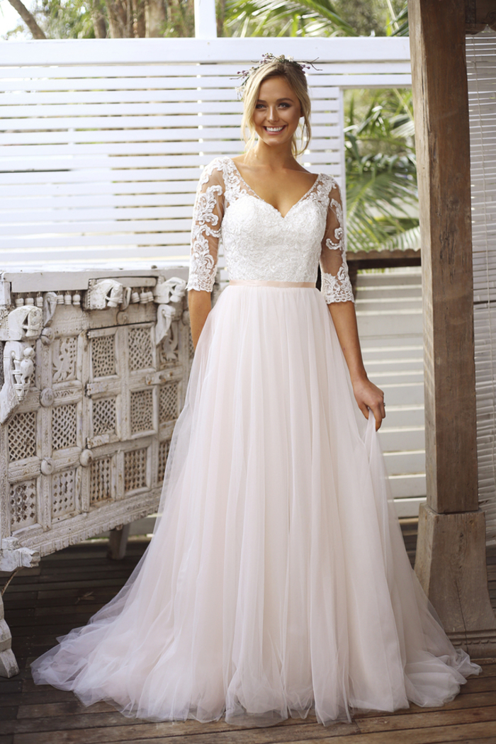 féerique-robe-de-mariée-jupe-rose-pale-top-dentelle-style-bohème-chic-robe-de-mariée-princesse-dentelle-robe-de-mariée-champetre-chic-blonde-femme-coiffure-chignon-couronne-de-fleurs-champetres Princesse robe de mariée bohème chic, magasin robe de mariée inspiration en ligne, jupe rose pale et top blanche dentelle
