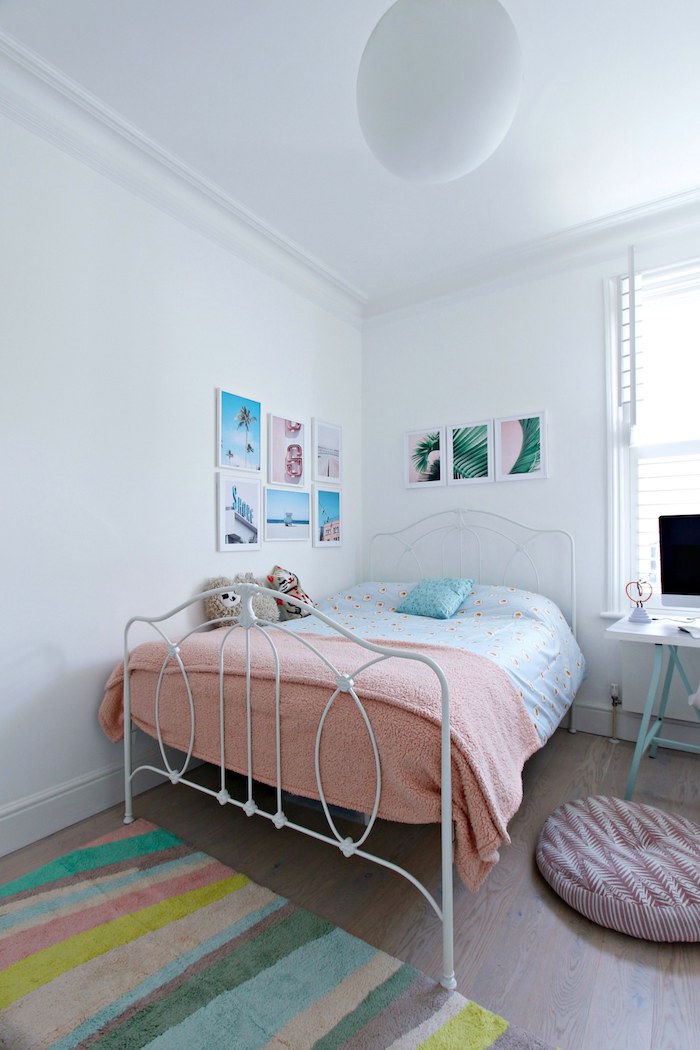 Lit en fer blanc, coin bureau scandinave, tapis coloré, lit avec rangement, minimaliste déco intérieur design idée originale