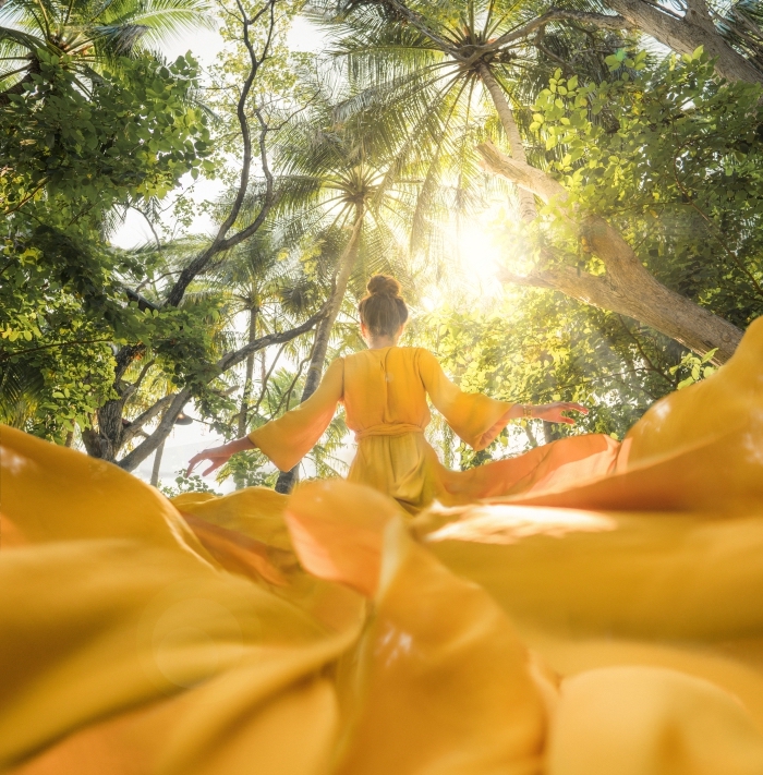 customiser son desktop avec un joli fond d écran, photo d'une fille en robe jaune féerique qui court dans la nature