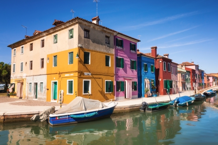 prendre de photos magnifiques lors de ses voyages, joli fond d écran avec maisons colorés et bateau dans un canal eau