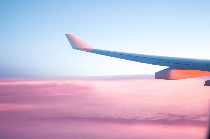 photo vol en avion avec ciel bleu et nuages roses, fond d écran magnifique pour wallpaper ordinageur sur le thème voyage