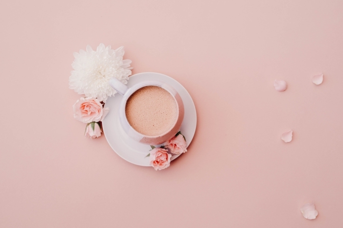 photo rose d'une tasse de café en avant plan, exemple fon decran pour bon début de la journée, prendre une jolie photo à la maison