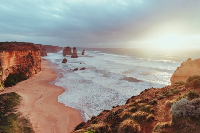 magnifique photo de paysage île déserte avec sable doré et falaises, exemple de fond d écran paysage pour pc