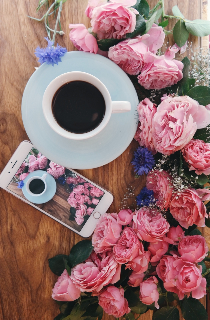 idée fond d écran stylé, photo de bon début de la semaine avec une tasse café et bouquet de fleurs, exemple photo iphone cool