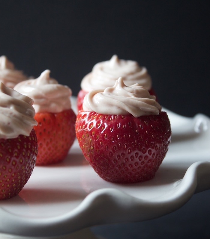 recette dessert léger simple, fraises fraiches remplies de fromage à la crème mélangé avec fraises