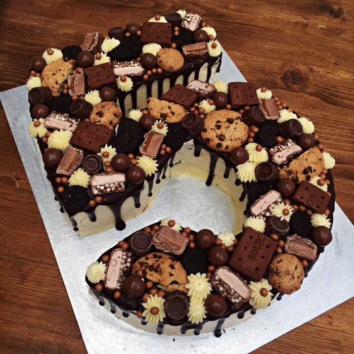 number cake chocolat au glaçage coulant et au décor de biscuits, barres chocolatées et rosaces en buttercrream