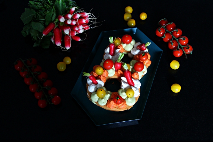 number cake recette version healthy aux légumes, gâteau salé en forme de chiffre aux radis, tomates et dips