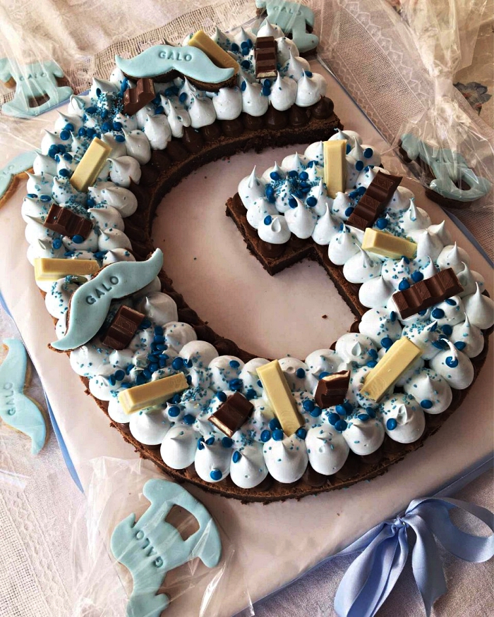 recette cake sucré en forme de lettre, gâteau biscuit au chocolat garni de meringues, idée gâteau de baby shower en forme de lettre
