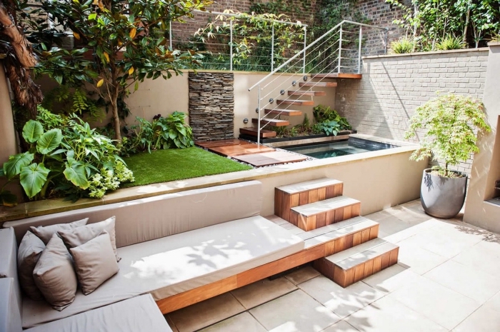 idée aménagement extérieur à niveaux différents, modèle de petit jardin en gazon synthétique avec petit bassin