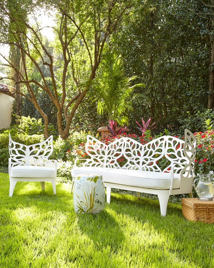 quels meubles pour une déco de jardin, décoration cour arrière avec pelouse et banc blanc, idée aménagement extérieur maison