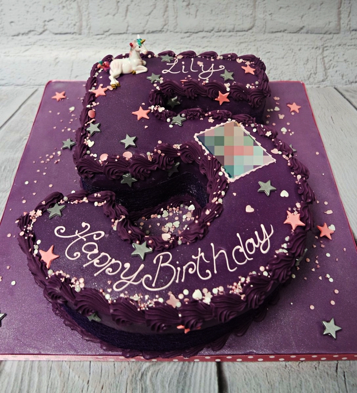 gateau anniversaire fille en forme de chiffre sur une base génoise recouvert de glaçage violet, gâteau d'anniversaire original sur le thème licorne