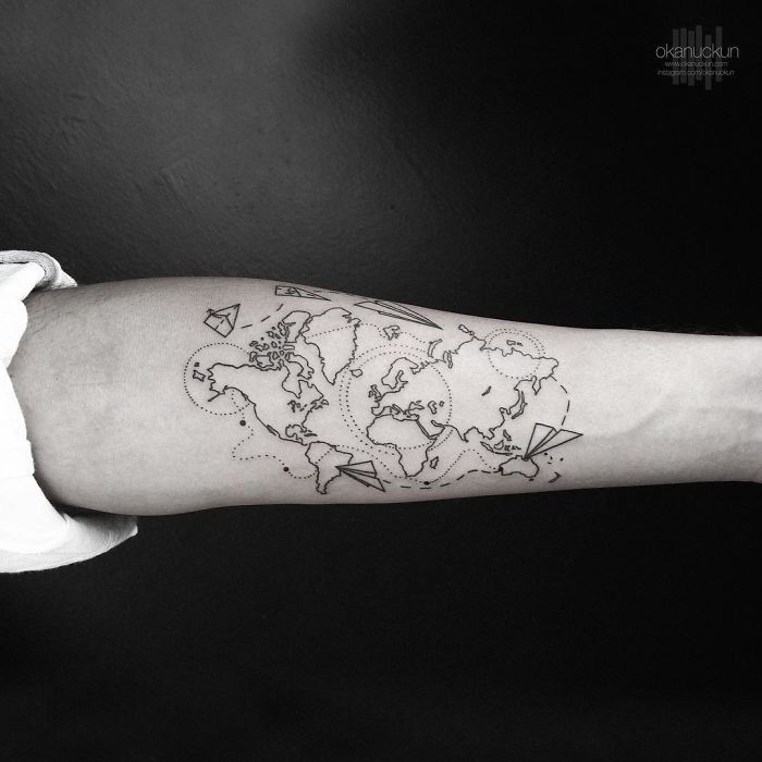 Carte du monde et avions en papier tatouage original, tatouage dessin, imaginer un tatouage symbolique
