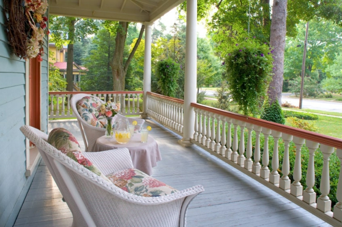 deux chaises blanches tressées, terrasse aménagée en style minimaliste, amenagement de véranda blanc