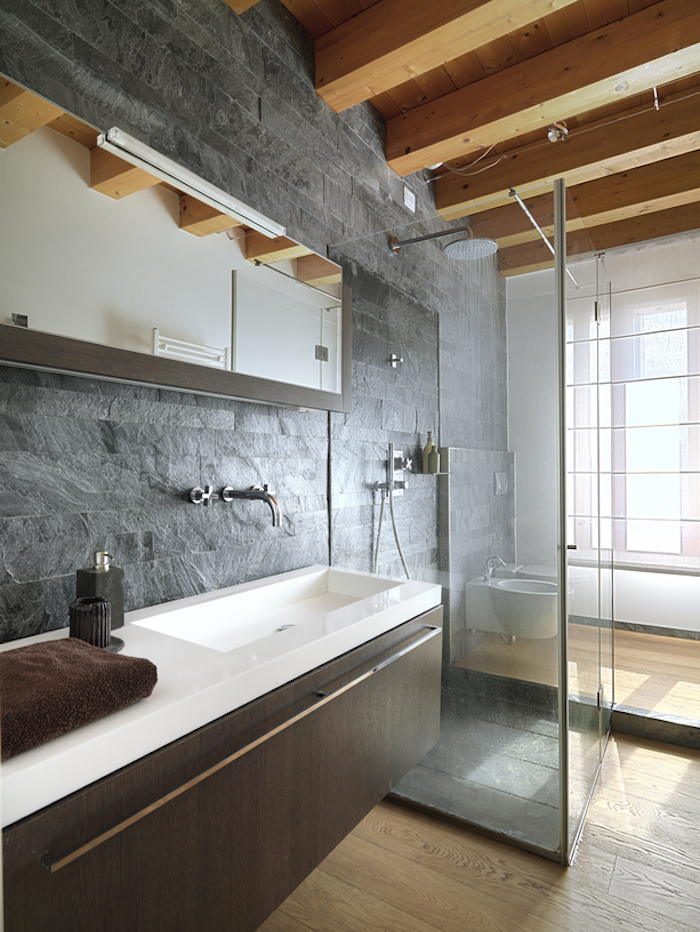 Chouette idée pour une salle de bain moderne en blanc avec toit bois rustique look, idée carrelage salle de bain,